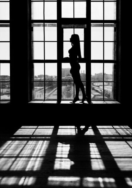 Kobieta w oknie - obrazy podświetlane Elegance, Elegance Slim, Canvas | Architektura - Led's Design